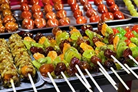 Des brochettes de fruits juteuses et caramélisées
