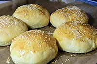 Buns maison au barbecue : moelleux, dorés, et 100 % faits main 